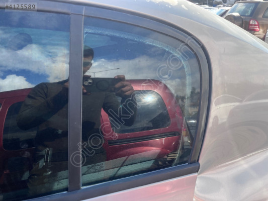 Renault Megane 2 sol arka kelebek camı