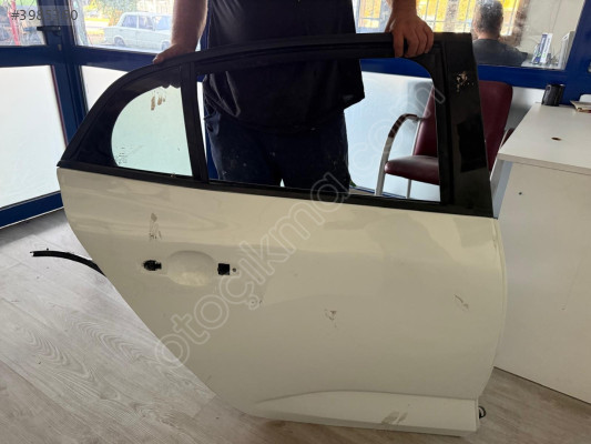 RENAULT MEGANE 4 SAĞ ARKA KAPI CAMI ORJİNAL