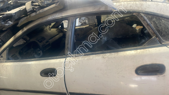 Mazda lantis sol arka kapı beyaz