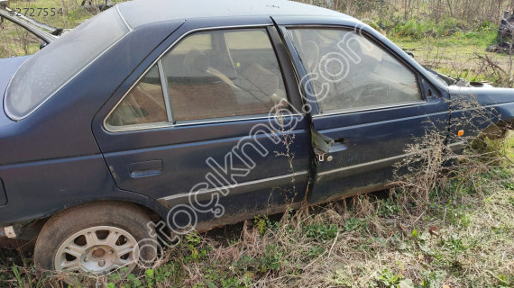 Peugeot 405 sağ kapi