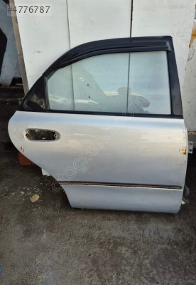 Mazda 323 sağ arka kapı