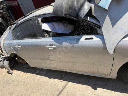 Peugeot 508 sağ arka kapı