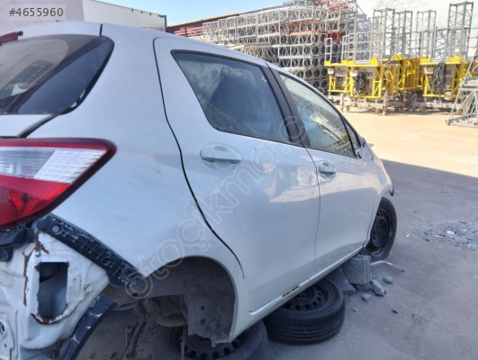 Toyota yaris 2017 model beyaz sağ ön kapı