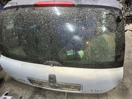 Renault clio arka bagaj kapağı dolu