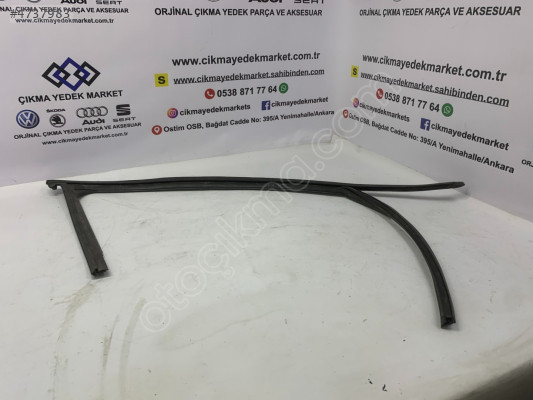 Audi A4 cam Fitili Sağ Ön Kapı  2010