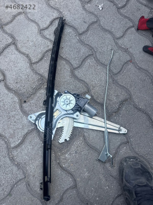 Suzuki Swift sol arka kapı camı kirko plastiği