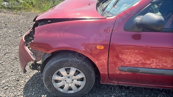 2001 clio sol ön çamurluk