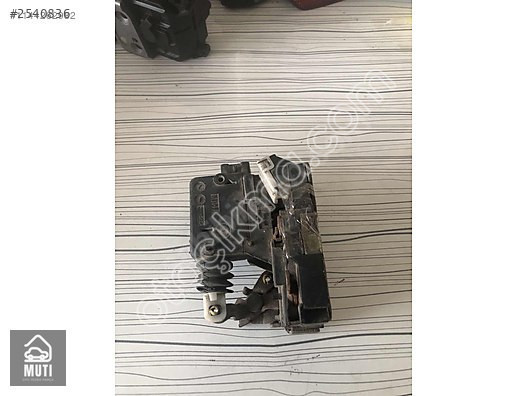 Renault 19 Sağ Ön Kapı Kilidi