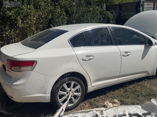 Toyota avensis sağ arka kapı