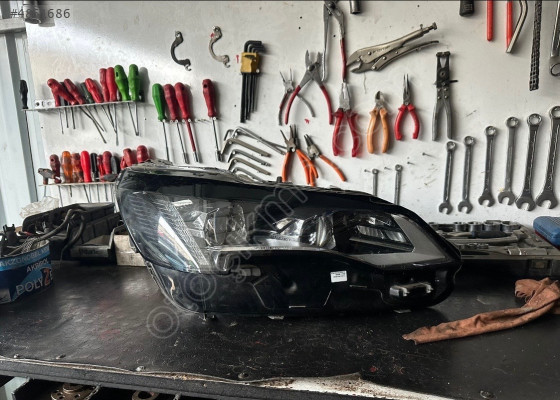 Peugeot 3008 sağ ön far