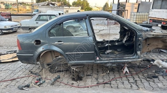 VOLKSWAGEN BORA SAĞ ARKA ÇAMURLUK ÇIKMA 1999-2006