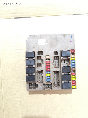 674660A RENAULT Clio 3 SİGORTA KUTUSU