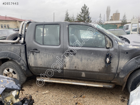 Navara sağ arka kapı
