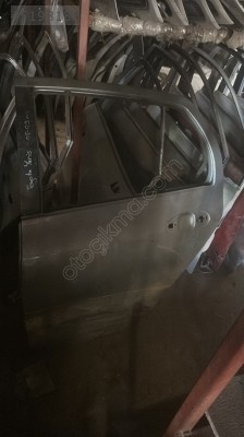 Toyota Yaris sol arka kapı