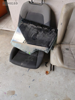 Clio 4 sol arka kapı camı