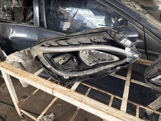 Mercedes c serisi sağ ön far