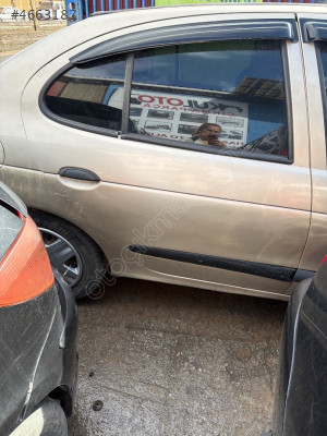Ben Megane bir sağ arka kapı