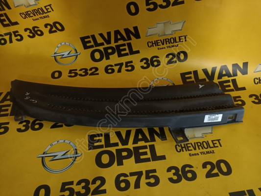 Opel Corsa B Çıkma Sağ Silecek Alt Plastiği