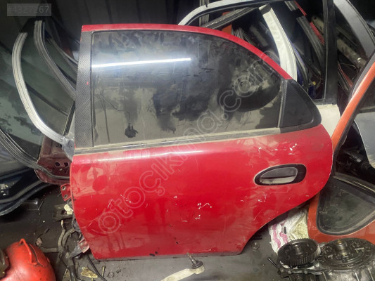 MAZDA 323 familia sol arka kapı 1997