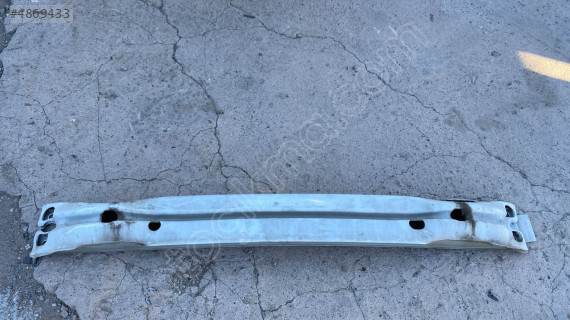 VOLVO V40 ön tampon demiri