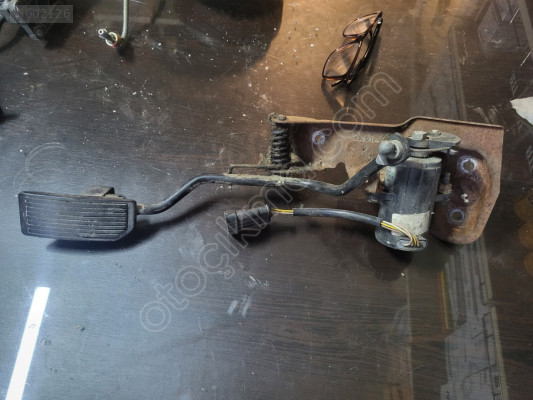 Nissan terrano gaz pedalı