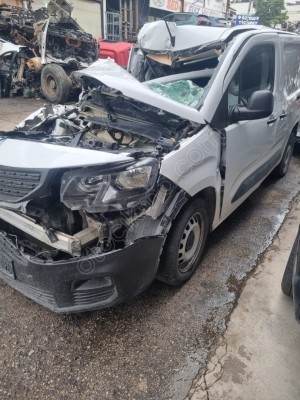 PEUGEOT  RİFTER    ÇIKMA  FAR