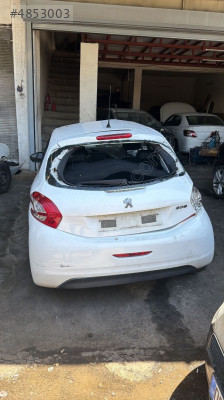 Peugeot 208 bagaj kapağı
