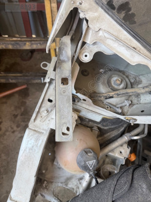 Peugeot 5008 kaput menteşesi