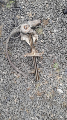 Mazda 323 sağ ön kapı cam kirikosu