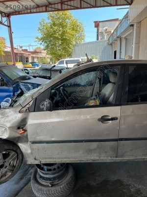 FORD FİESTA 2004 SOL ÖN KAPI ORJİNAL ÇIKMA
