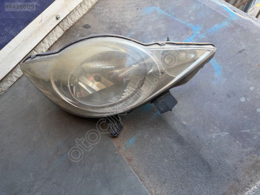 Peugeot 107 sağ ön far