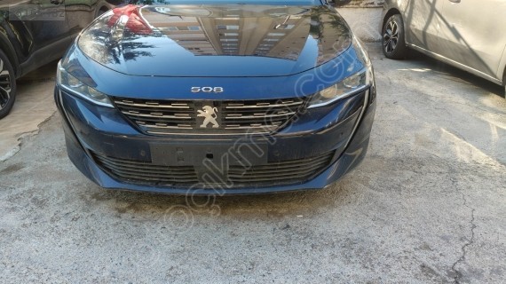 Peugeot 508 ön tampon dolu