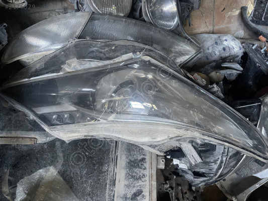 Toyota auris sağ ön far lambası