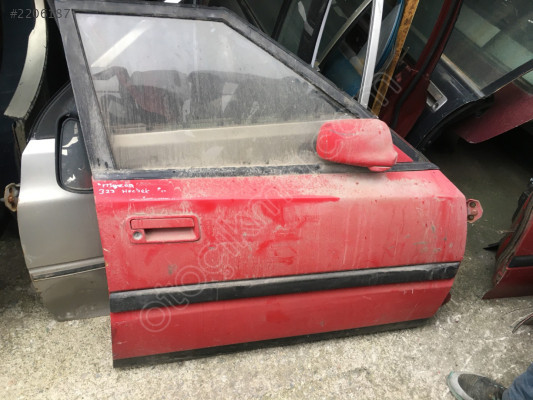 Mazda 323 HB Sağ Ön Kapı Döşemesi Kapı Menteşesi