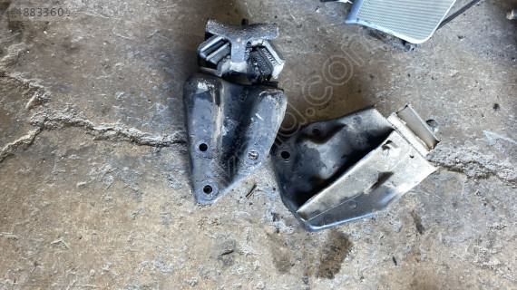Renault 19 motor takozu