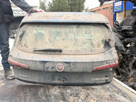 Fiat Egea Cross bagaj kapağı