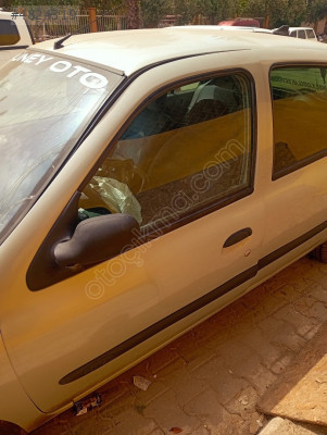 Renault Clio sol ön kapı
