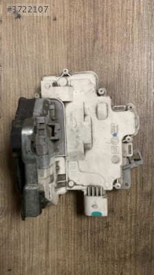 8K0839016 audi a4  sağ arka kapı kilidi