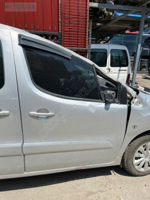 PEUGEOT  PARTNER  TEPEE  SAĞ  ÖN  KAPI  UFAK  HASARLI