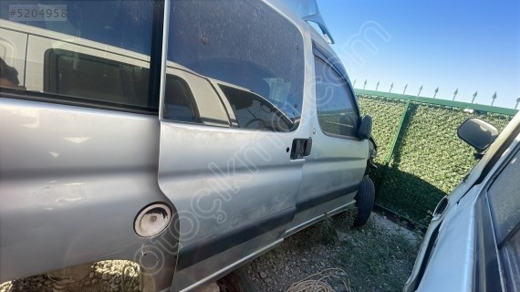 Peugeot partner sağ ön kapı