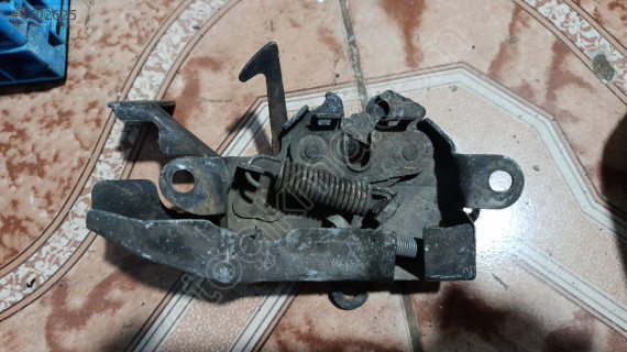 Toyota Corolla kaput kilidi
