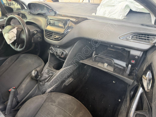 Peugeot 208 ön göğüslük