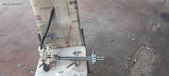 Mazda 323 hatcback sağ ön cam krikosu