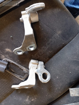 FORD FOCUS SAĞ ARKA KAPI MENTEŞESİ ALT ÜST
