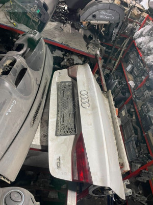 AUDİ A3 BAGAJ KAPAĞI