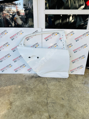 Renault megan4 sağ arka kapı (hasarlı)