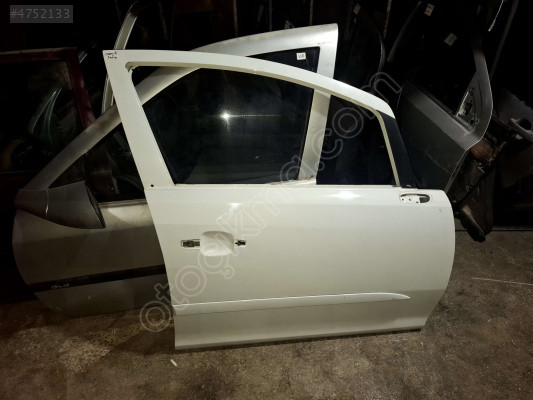 ÖZMEN OPEL CORSA D ÇIKMA SAĞ ÖN KAPI BEYAZ