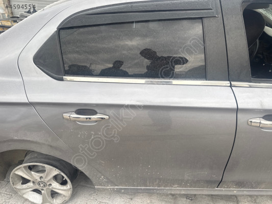 Peugeot 301 sağ arka kapı