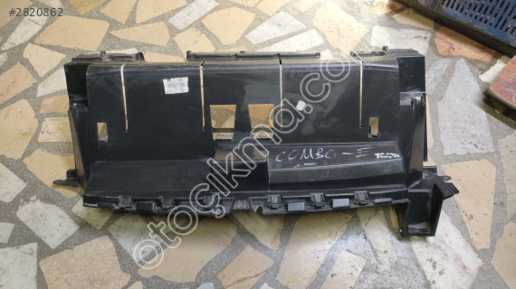 Opel Combo E Ön Panel Plastiği