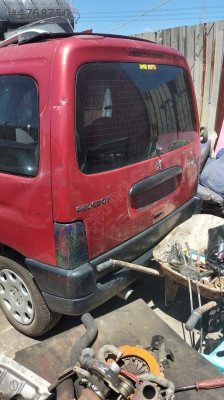 Peugeot partner bagaj kapağı